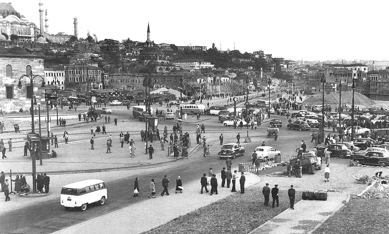 7095-eminonu-meydani-1960-civari.jpg