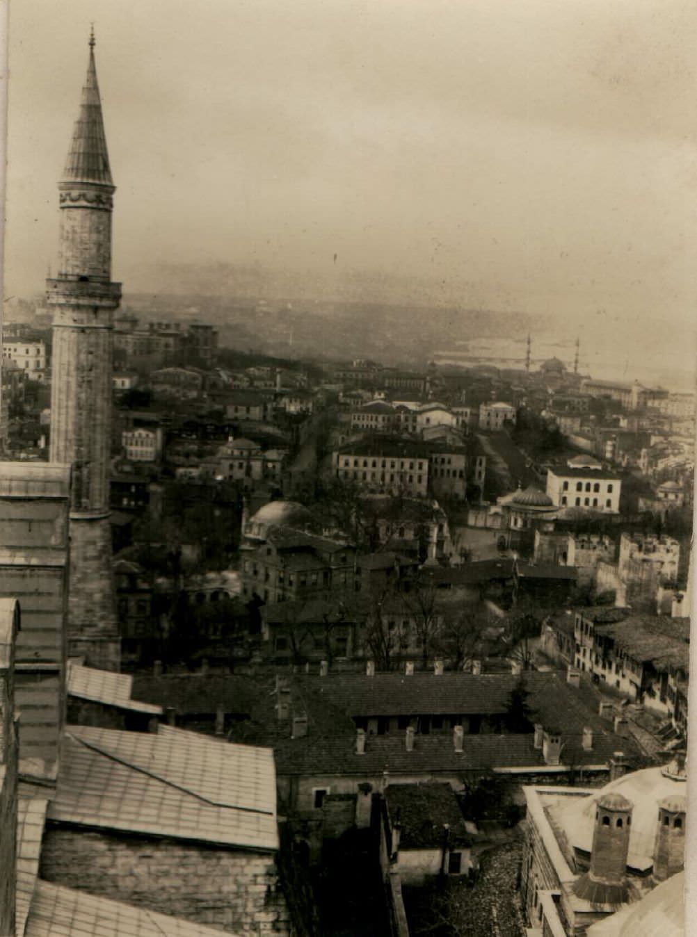 ayasofya-medresesinin-ayasofyanin-minaresinden-gorunumu-1936-encumen-arsivi.jpg