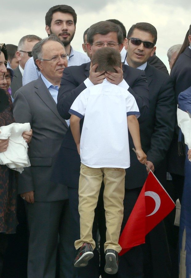 davutoglu-rehine-iade-cocuk-custom.jpg