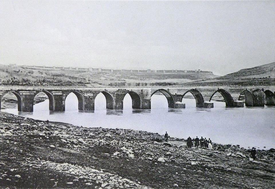 diyarbakir-on-gozlu-kopru-1909.jpg