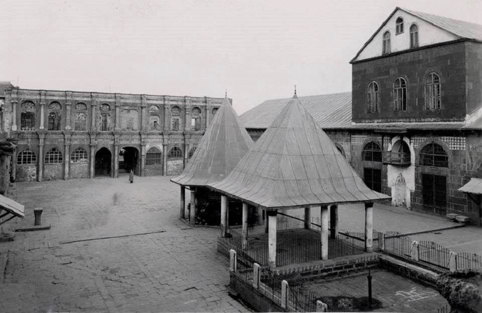 diyarbakir-ulu-camii-avlusu-1964.jpg