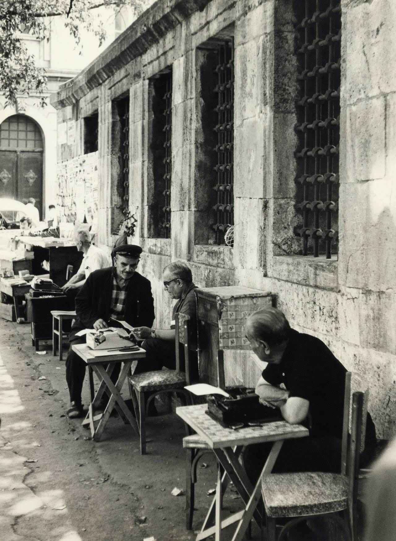 eminonu-hatice-turhan-sultan-turbesi-onunde-arzuhalciler.jpg