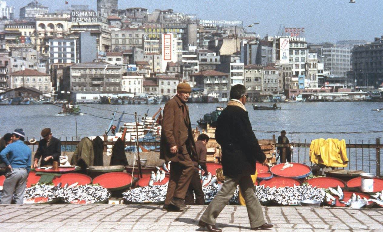 eminonu-ve-balikcilar-1976-akira-gotou-fotografi-http-wwwakibargotoucom-istanbul2html.jpg
