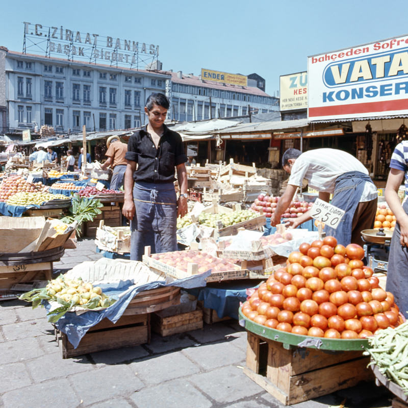 eminonu-ve-esnaf-ve-insanlar-charles-samz-fotografi-1971-2346.jpg