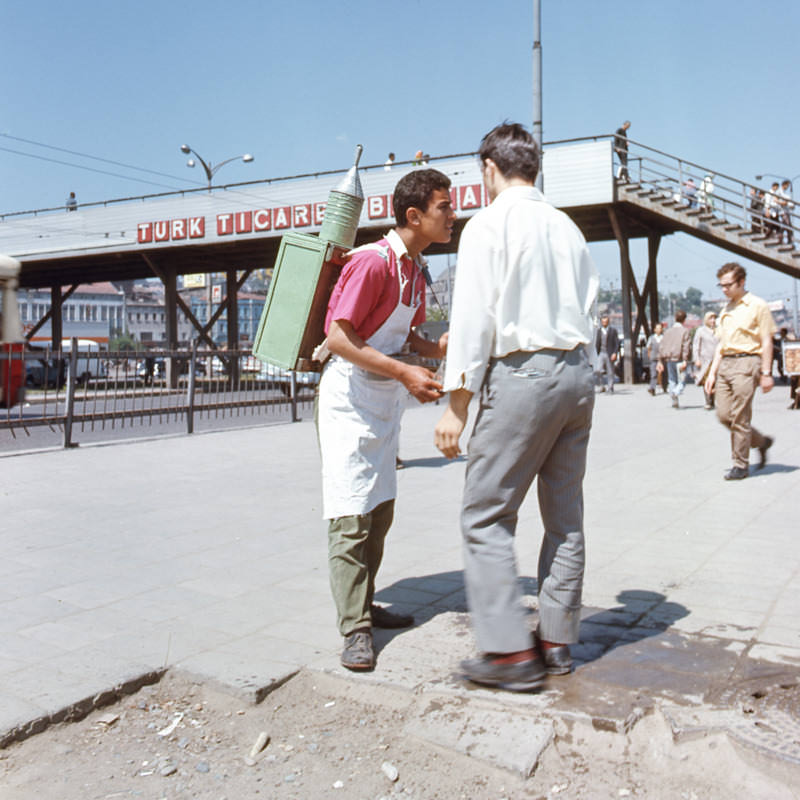 eminonu-ve-esnaf-ve-insanlar-charles-samz-fotografi-1971-5628.jpg