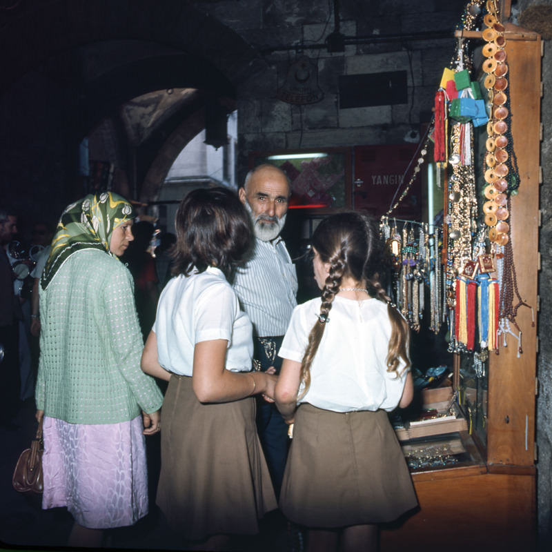 eminonu-ve-esnaf-ve-insanlar-charles-samz-fotografi-1971-7338.jpg