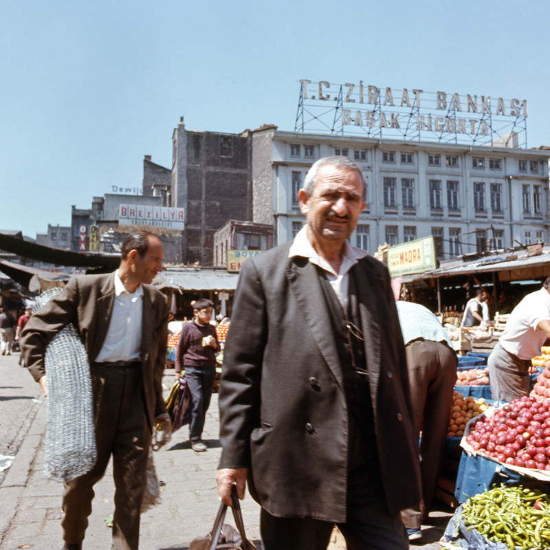eminonu-ve-esnaf-ve-insanlar-charles-samz-fotografi-1971-9554.jpg