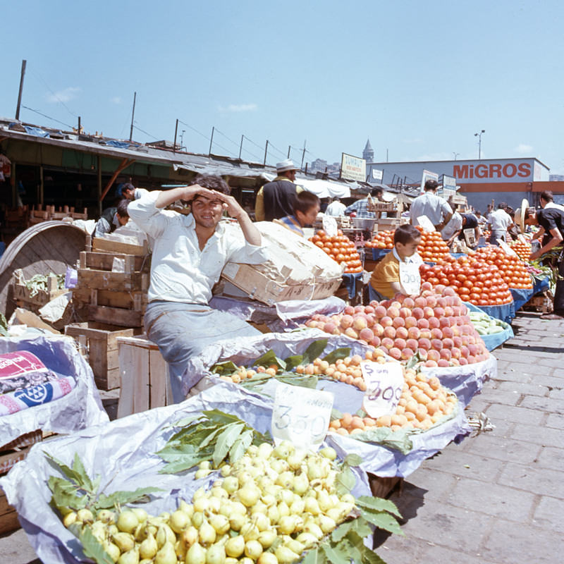 eminonu-ve-esnaf-ve-insanlar-charles-samz-fotografi-1971.jpg