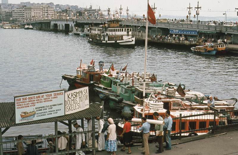 eminonunden-galata-koprusu-ve-kasimpasa-dolmus-motor-iskelesi-1981-manfred-lentz-izniyle-yayin...jpg