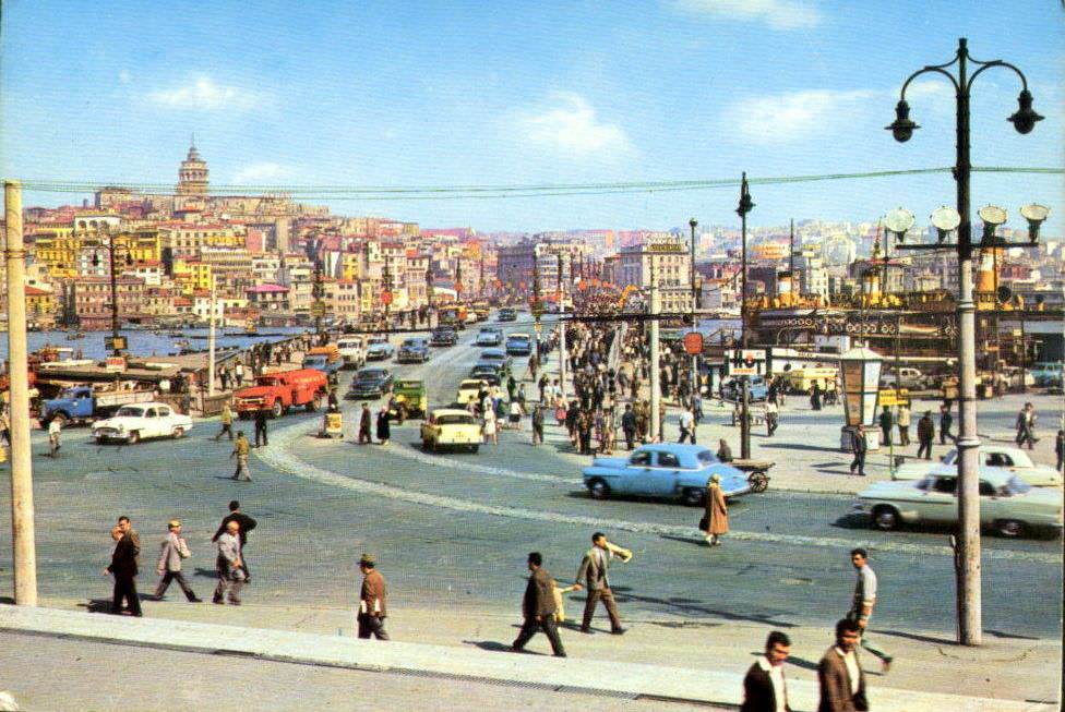 eski-istanbul-eminonu-galata-koprusu-girisi-1960lar.jpg
