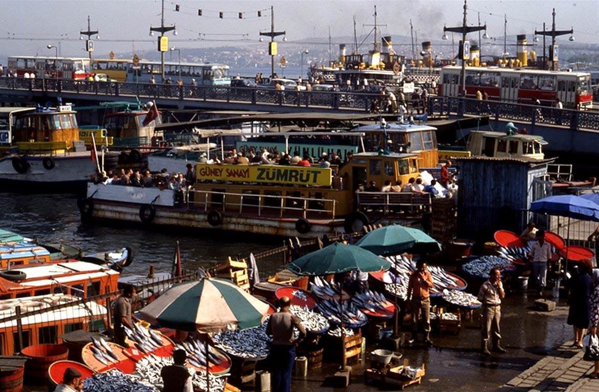eski-istanbul-eminonuden-balik-tezgahlari-1980.jpg