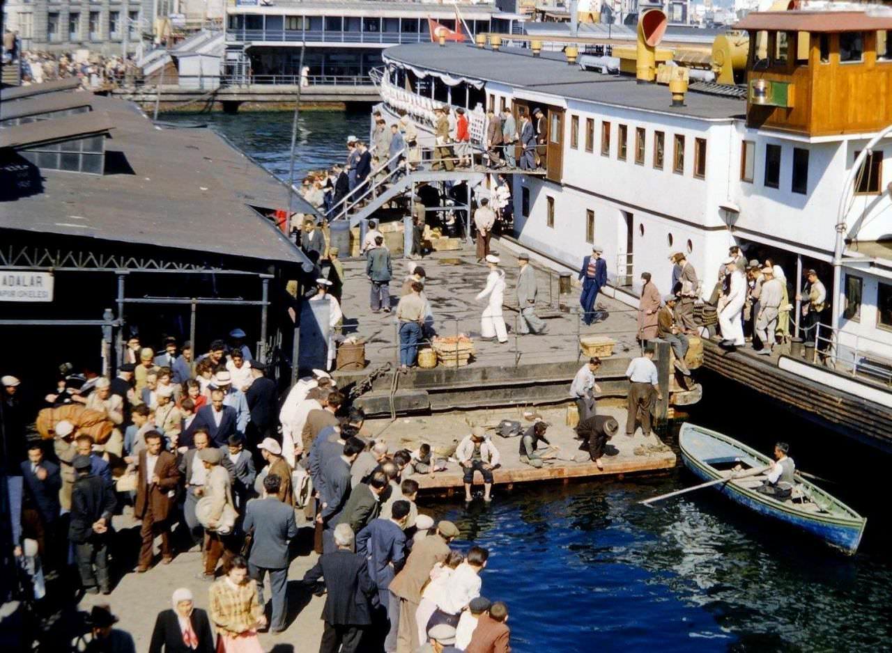 eski-istanbul-galata-koprusu-adalar-iskelesinde-vapur-yolculari-inerken-1953.jpg