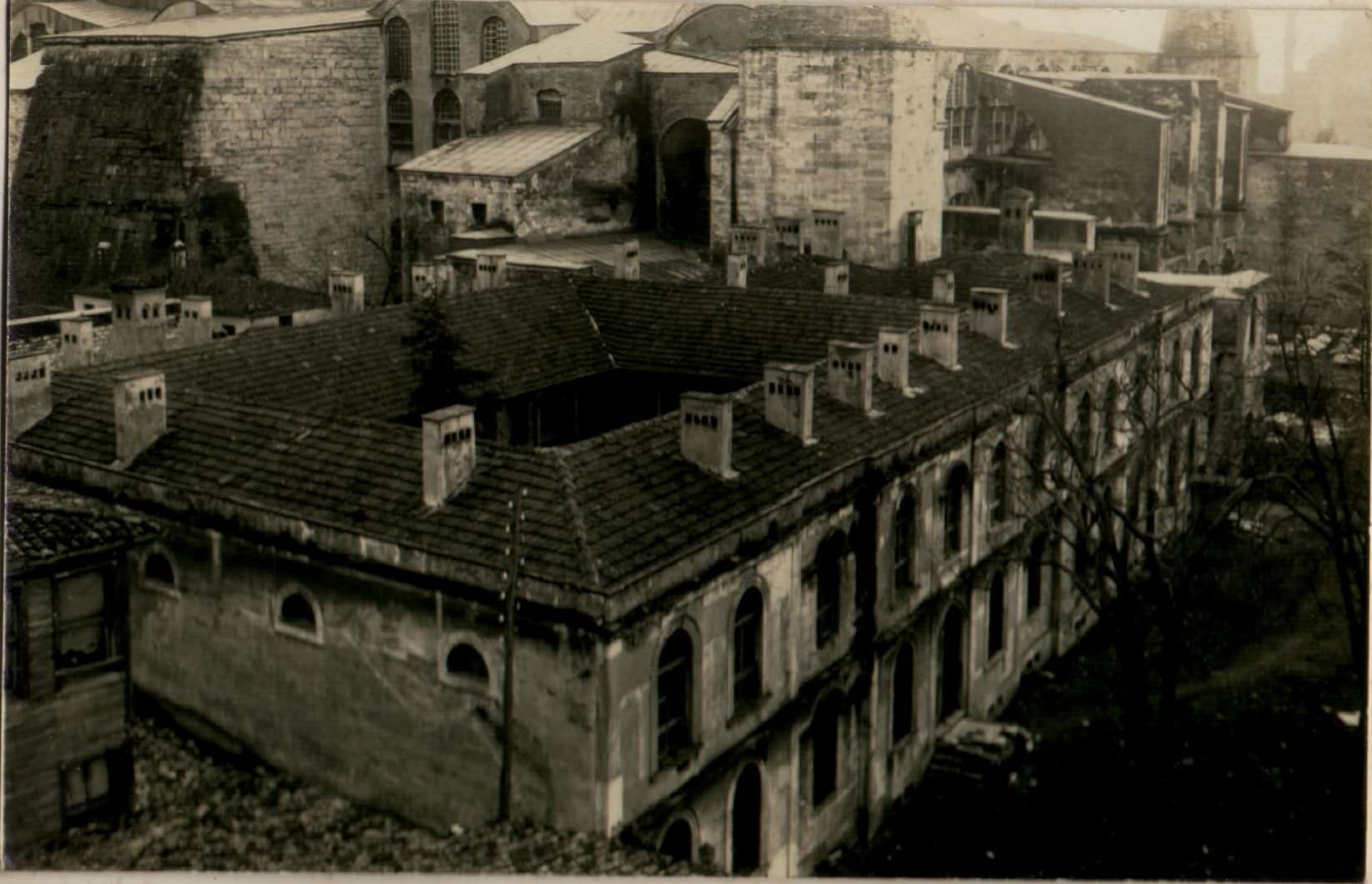 kimsesiz-cocuk-yurdu-olarak-kullanilan-ayasofya-medresesi-1936-encumen-arsivi-7128.jpg