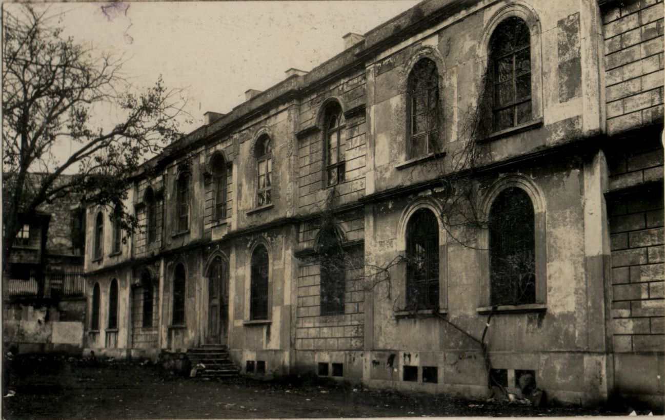 kimsesiz-cocuk-yurdu-olarak-kullanilan-ayasofya-medresesi-1936-encumen-arsivi-8828.jpg