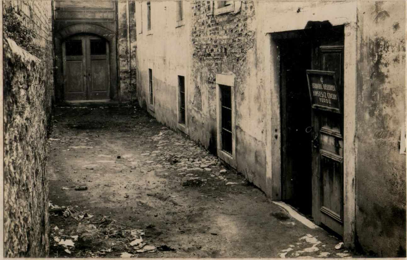kimsesiz-cocuk-yurdu-olarak-kullanilan-ayasofya-medresesi-1936-encumen-arsivi.jpg