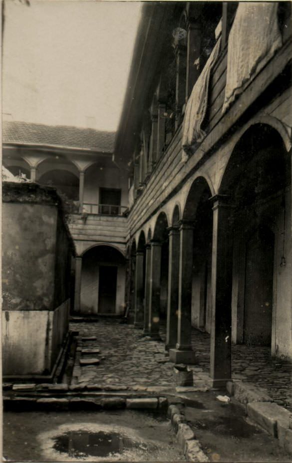 kimsesiz-cocuk-yurdu-olarak-kullanilan-ayasofya-medresesinin-avlusu-1936-encumen-arsivi.jpg