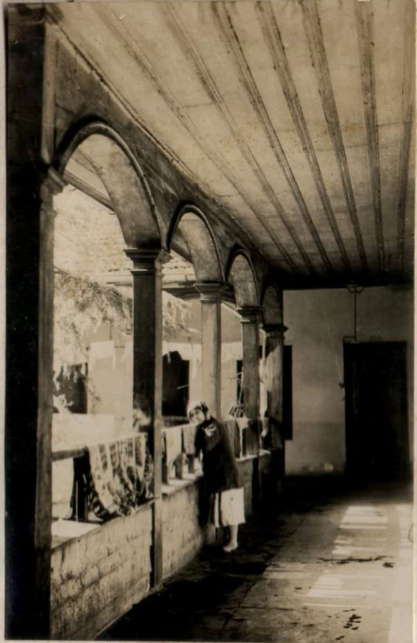 kimsesiz-cocuk-yurdu-olarak-kullanilan-ayasofya-medresesinin-ust-kat-revaki-1936-encumen-arsiv...jpg