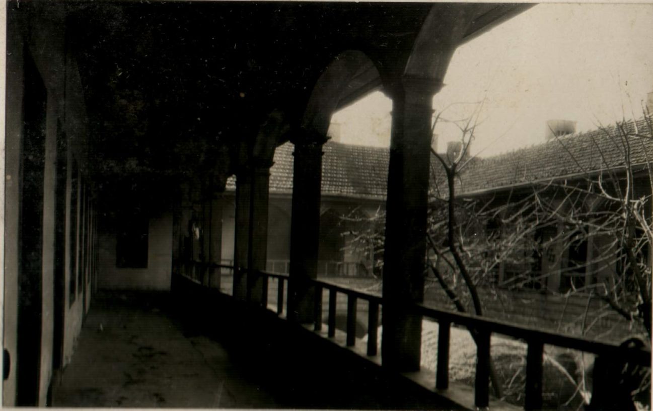 kimsesiz-cocuk-yurdu-olarak-kullanilan-ayasofya-medresesinin-ust-kat-revaki-1936-encumen-arsivi.jpg