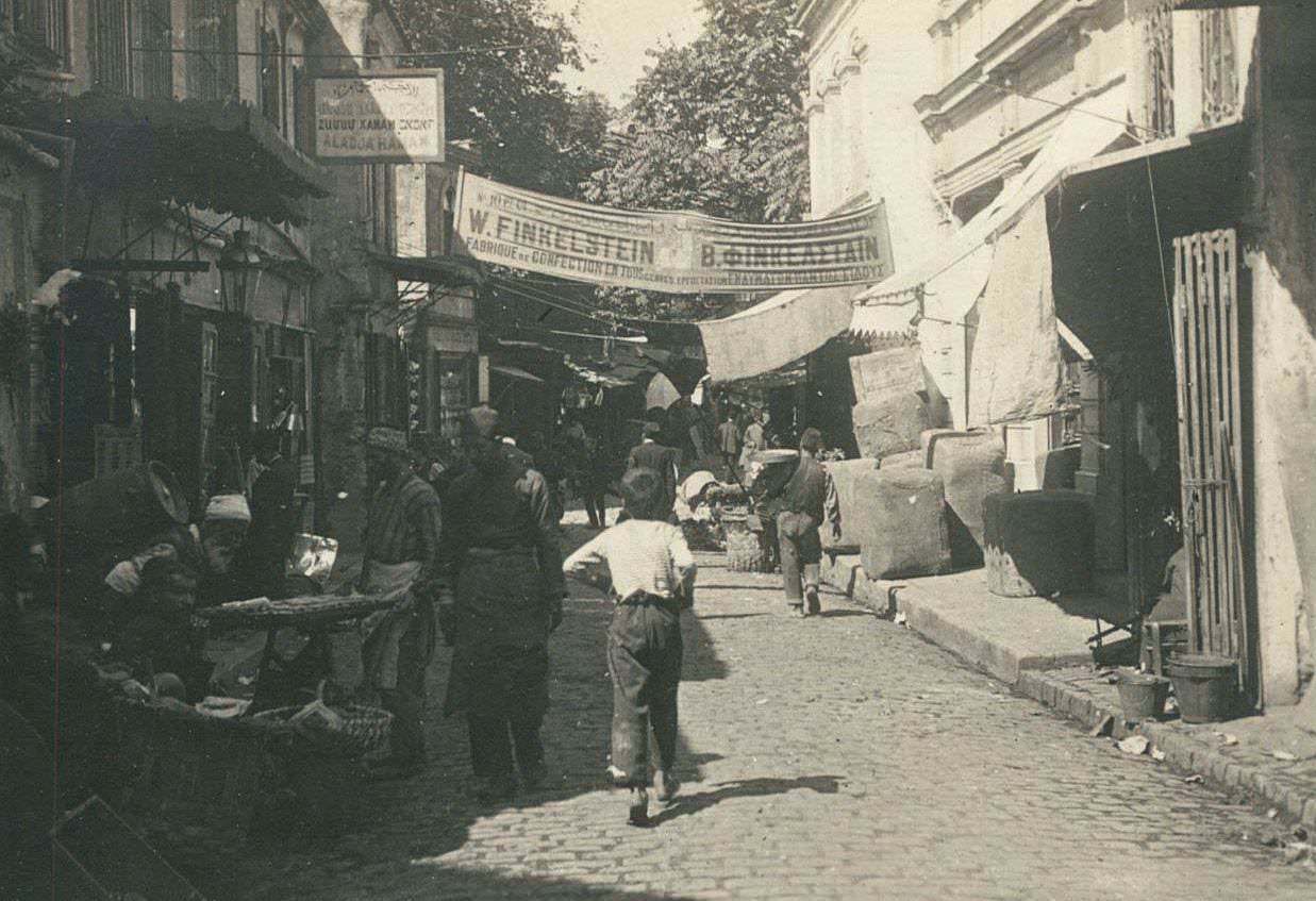 marpuccular-caddesinden-tahtakale-caddesine-bakis-eminonu-1910lu-yillar.jpg