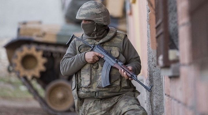 sicak-catismalarin-icinde-gorev-yapan-tomarzali-askerimizin-duygu-yuklu-mesaji44fbab32f421d941...jpg