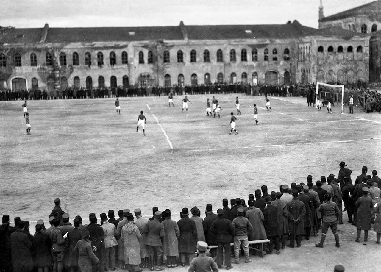 taksim-stadinda-topcu-kislasi-fenerbahcenin-ingiliz-isgal-birliklerinden-olusan-karma-takimi-2...jpg