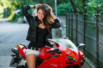 Ducati_motorcycle_road_smile_sexy_brunette____g_2048x1367.jpg